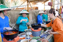 Tái hiện món ăn truyền thống bún bò nước Phan Thiết tại sự kiện The Lost Recipes. (Ảnh: Nguyễn Thanh/TTXVN)