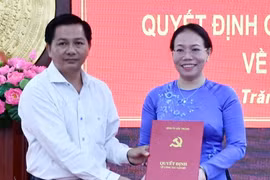 Ông Trần Văn Lâu, Chủ tịch UBND tỉnh Sóc Trăng trao Quyết định của Ban Thường vụ Tỉnh ủy cho bà Huỳnh Thị Diễm Ngọc giữ chức Bí thư Thị ủy Ngã Năm. (Ảnh: Trung Hiếu/TTXVN)