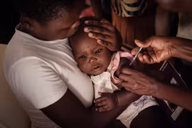 Nhân viên y tế tiêm vaccine ngừa bệnh sốt rét cho trẻ em tại Gisambai, Kenya. (Ảnh: AFP/TTXVN) 