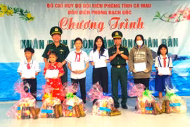 Đồn Biên phòng Rạch Gốc (Cà Mau) phối hợp chính quyền địa phương tổ chức Chương trình ''Xuân Biên phòng ấm lòng dân bản.'' (Ảnh: TTXVN phát)