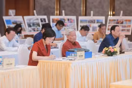 Thành viên Hội đồng chung khảo Giải Báo chí Quốc gia lần thứ 18 năm 2023 tham dự. (Ảnh: Minh Quyết/TTXVN)