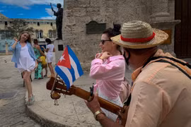 Khách du lịch Nga tham quan thủ đô La Habana, Cuba. (Ảnh: AFP/TTXVN)