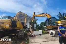 Cưỡng chế tháo dỡ công trình xây dựng trong khu lấn chiếm đất trái phép ở Phú Quốc. (Ảnh: Lê Huy Hải/TTXVN)