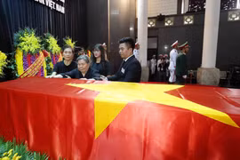 Bà Đặng Thị Phúc, giáo viên tiểu học của Tổng Bí thư Nguyễn Phú Trọng, năm nay đã 92 tuổi, sức khỏe đã giảm nhiều nhưng vẫn đến Nhà tang lễ Quốc gia số 5 Trần Thánh Tông đễ được tiễn biệt học trò lần cuối. (Ảnh: TTXVN)