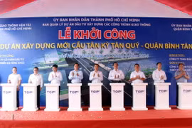 Các đại biểu thực hiện nghi thức khởi công dự án. (Ảnh: Tiến Lực/TTXVN)