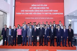 Chủ tịch nước Tô Lâm với cán bộ, nhân viên Công ty Viettel Cambodia (Metfone). (Ảnh: Nhan Sáng/TTXVN)