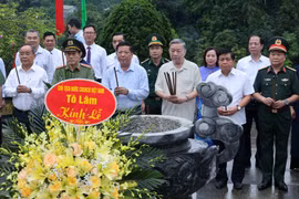 Chủ tịch nước Tô Lâm dâng hương tưởng nhớ Bác Hồ tại Khu Di tích Quốc gia Đặc biệt Pác Bó. (Ành: Nhan Sáng/TTXVN)