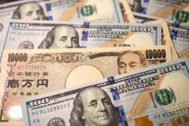 Đồng 10.000 yen và đồng 100 USD. (Ảnh: THX/TTXVN)