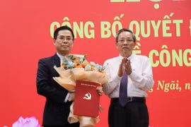 Phó Ban Tổ chức Trung ương Hoàng Đăng Quang trao Quyết định chỉ định đồng chí Nguyễn Hoàng Giang Nguyễn Hoàng Giang làm Phó Bí thư Tỉnh ủy Quảng Ngãi. (Ảnh: Phạm Cường/ TTXVN)