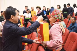 Phó Thủ tướng Chính phủ Lê Minh Khái thăm, tặng quà Tết tại Điện Biên