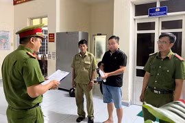 Cơ quan Cảnh sát Điều tra Công an thành phố Tuy Hòa tống đạt quyết định khởi tố bị can và thi hành lệnh bắt tạm giam bị can Nguyễn Phú Hộ (áo đen). (Nguồn: Cơ quan Công an)