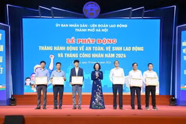 Phó Chủ tịch Ủy ban Nhân dân thành phố Hà Nội Vũ Thu Hà trao khen thưởng cho tập thể, cá nhân có thành tích trong công tác an toàn vệ sinh lao động. (Ảnh: TTXVN phát)