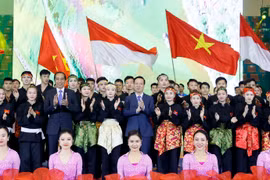 Chủ tịch nước Võ Văn Thưởng và Tổng thống Indonesia Joko Widodo chụp ảnh chung với các võ sinh. (Ảnh: Thống Nhất/TTXVN)