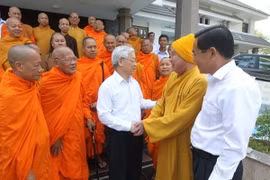 Tổng Bí thư Nguyễn Phú Trọng với Đoàn đại biểu Ban Thường trực, Ban Trị sự Giáo hội Phật giáo Việt Nam tỉnh Sóc Trăng, chiều 9/3/2015. (Ảnh: Trí Dũng/TTXVN)
