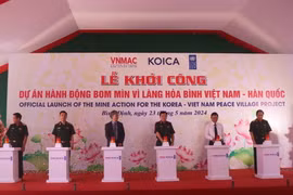 Các đại biểu thực hiện nghi thức bấm nút khởi công dự án. (Ảnh: Sỹ Thắng/TTXVN)