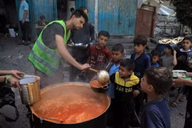 Trẻ em Palestine nhận thức ăn cứu trợ tại thành phố Rafah, Dải Gaza ngày 28/4/2024. (Ảnh: THX/TTXVN)