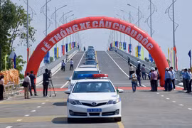 Những chiếc xe đầu tiên lưu thông qua cầu Châu Đốc bắc qua sông Hậu. (Ảnh: Thanh Sang/TTXVN)