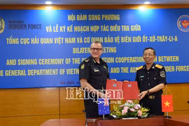 Cao ủy Cơ quan Bảo vệ biên giới Australia, ông Michael Outram và Tổng cục trưởng Tổng cục Hải quan Việt Nam Nguyễn Văn Cẩn ký Kế hoạch hợp tác điều tra. (Nguồn: Báo Hải quan)
