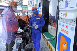 Mua bán xăng dầu tại một điểm kinh doanh trên địa bàn Hà Nội. (Ảnh: Trần Việt/TTXVN)