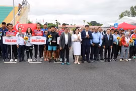 Ban Tổ chức tặng hoa và kỷ niệm chương cho các đội tham gia giải. (Ảnh: Hoàng Ngọc/TTXVN)