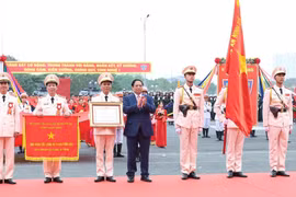 Thủ tướng Phạm Minh Chính trao Danh hiệu Anh hùng Lực lượng Vũ trang Nhân dân cho lực lượng Cảnh sát Cơ động. (Ảnh: Dương Giang/TTXVN)