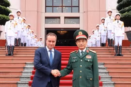 Bộ trưởng Quốc phòng Phan Văn Giang đón Bộ trưởng Quân đội Pháp Sébastien Lecornu. (Ảnh: Trọng Đức/ TTXVN)
