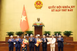 Các đồng chí lãnh đạo Đảng, Nhà nước tặng hoa chúc mừng Phó Chủ tịch Quốc hội Nguyễn Thị Thanh, Phó Thủ tướng Chính phủ Lê Thành Long và Bộ trưởng Bộ Công an Lương Tam Quang. (Ảnh: Thống Nhất/TTXVN)