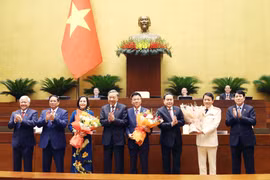 Các đồng chí lãnh đạo Đảng, Nhà nước tặng hoa chúc mừng Phó Chủ tịch Quốc hội Nguyễn Thị Thanh, Phó Thủ tướng Chính phủ Lê Thành Long và Bộ trưởng Bộ Công an Lương Tam Quang. (Ảnh: Thống Nhất/TTXVN)