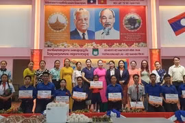 Trao học bổng cho học sinh tại buổi lễ kỷ niệm Ngày Quốc tế Thiếu nhi 1/6. (Ảnh: TTXVN phát)