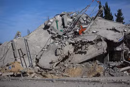 Một tòa nhà bị phá hủy sau cuộc không kích của Israel xuống Dải Gaza ngày 1/3/2024. (Ảnh: THX/TTXVN)