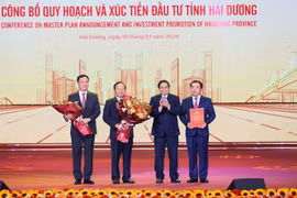 Thủ tướng Phạm Minh Chính trao Quyết định công bố Quy hoạch tỉnh Hải Dương cho lãnh đạo tỉnh Hải Dương. (Ảnh: Dương Giang/TTXVN)