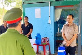 Cơ quan công an tống đạt quyết định khởi tố vụ án, khởi tố bị can đối với ông Phan Đình Thái Anh, Phó giám đốc Công ty Cổ phần Xây dựng Tây Nguyên Gia Lai. (Nguồn: Cơ quan Công an)