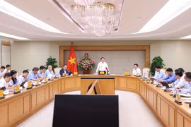 Phó Thủ tướng Trần Hồng Hà chủ trì cuộc họp về Dự thảo Nghị định quy định cơ chế, chính sách khuyến khích phát triển điện mặt trời áp mái. (Ảnh: Văn Điệp/TTXVN)