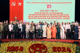 Lãnh đạo thành phố Hà Nội với các lực lượng trực tiếp tham gia giải phóng Thủ đô trong thời kỳ kháng chiến chống Pháp trên địa bàn thành phố tại buổi gặp mặt. (Ảnh: Văn Điệp/TTXVN)