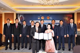 Ký kết và trao thỏa thuận hợp tác đầu tư giữa doanh nghiệp Hàn Quốc-Việt Nam tại hội nghị. (Ảnh: Khánh Vân/TTXVN)
