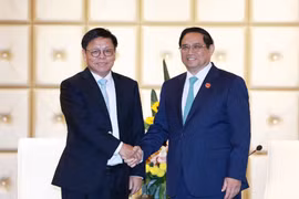 Thủ tướng Phạm Minh Chính tiếp ông Lou Qiliang, Chủ tịch Tập đoàn Truyền thông và Tín hiệu Đường sắt Quốc gia Trung Quốc. (Ảnh: Dương Giang/TTXVN)