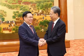 Chủ tịch Quốc hội Vương Đình Huệ với Ủy viên trưởng Ủy ban Thường vụ Nhân đại toàn quốc Trung Quốc Triệu Lạc Tế. (Ảnh: Nhan Sáng/TTXVN)