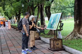 Du khách quốc tế tham quan Đại Nội Huế. (Ảnh: Đỗ Trưởng/TTXVN)