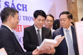 Ông Lương Cường, Ủy viên Bộ Chính trị, Thường trực Ban Bí thư và ông Nguyễn Trọng Nghĩa, Ủy viên Bộ Chính trị, Bí thư Trung ương Đảng, Trưởng Ban Tuyên giáo Trung ương tham quan khu trưng bày sách. (Ảnh: Phương Hoa/TTXVN)
