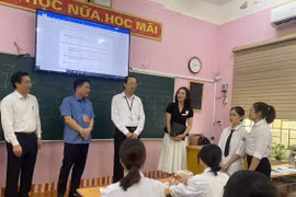 Đoàn kiểm tra công tác ôn tập thi tốt nghiệp tại Trường Trung học Phổ thông Vĩnh Yên, thành phố Vĩnh Yên, tỉnh Vĩnh Phúc. (Ảnh: Nguyễn Thảo/TTXVN)
