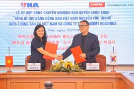 Phó Tổng giám đốc TTXVN Nguyễn Thị Sự và ông Joo Jeongsu, Giám đốc Công ty TNHH Jammy Holdings ký kết chuyển nhượng bản quyền cuốn sách. (Ảnh: Minh Quyết/ TTXVN)