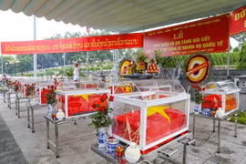 Hài cốt liệt sỹ quân tình nguyện được Đội quy tập mộ liệt sỹ - Cục Chính trị Quân khu 2 được tìm kiếm, cất bốc tại huyện Mường Ngòi, tỉnh Luông Pha Băng, Lào. (Ảnh: Xuân Tư/TTXVN)