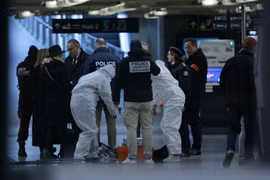 Cảnh sát điều tra tại hiện trường vụ tấn công bằng dao ở nhà ga Gare de Lyon, Paris, Pháp, ngày 3/2/2024. (Nguồn: AFP/TTXVN)