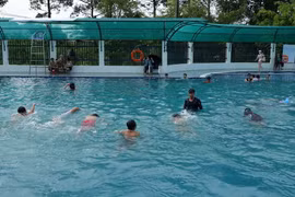 Dạy bơi cho trẻ em để phòng chống đuối nước. (Ảnh: TTXVN phát)