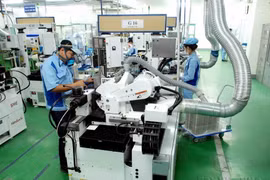 Dây chuyền sản xuất linh kiện cho các sản phẩm điện tử tại Công ty TNHH INOAC Việt Nam (vốn đầu tư của Nhật Bản) tại Khu công nghiệp Quang Minh (Hà Nội). (Ảnh: Danh Lam/TTXVN)