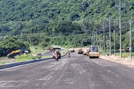 Dự án cải tạo, nâng cấp đường ven núi Minh Đạm, đoạn từ TL44A giáp khu du lịch Thùy Dương đến ngã ba Long Phù (đường ĐT994) vướng quy hoạch đất rừng, vướng bồi thường giải phóng mặt bằng. (Ảnh: Hoàng Nhị/ TTXVN)