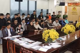 Các đối tượng trong đường dây bị bắt giữ. (Ảnh: Công an Nghệ An) 