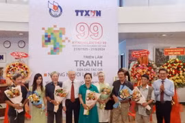 Tặng hoa tri ân cho nhóm tác giả có tác phẩm trưng bày tại Triển lãm. (Ảnh: Thu Hương/ TTXVN)