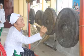 Tiếng cồng, chiêng gắn bó với đồng bào dân tộc Thổ ở Nghệ An từ khi mới sinh ra cho tới lúc trở về với tổ tiên. (Ảnh: Bích Huệ/TTXVN)