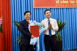 Ông Đỗ Trọng Hưng, Phó trưởng Ban Tổ chức Trung ương trao quyết định điều động, phân công, chỉ định cán bộ của Bộ Chính trị cho ông Hồ Văn Mừng. (Ảnh: Thanh Sang/TTXVN)